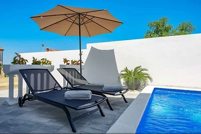 Ferienwohnung mit Pool und Klimaanlage