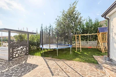 Villa mit Swimmingpool, Sauna und Spielplatz