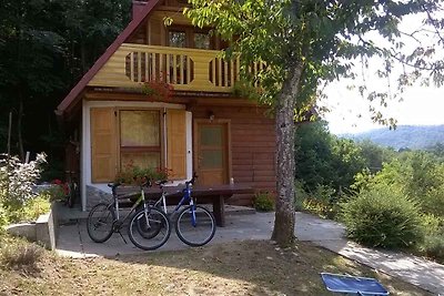 Ferienhaus im Wald neben Fluss