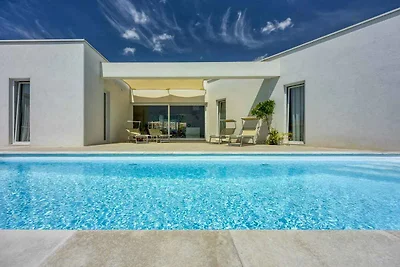 Villa mit Pool und Klimaanlage