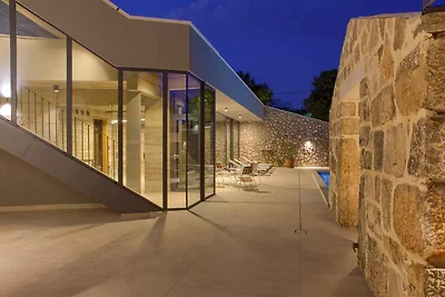 Villa mit Innen- und Aussenpool