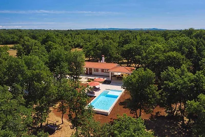 Villa mit Pool und grosszügigem Grundstück