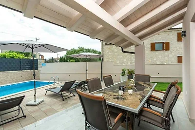 Villa mit Pool und Klimaanlage