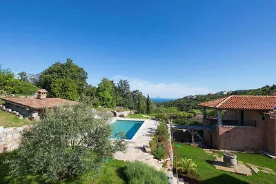 Villa mit Pool und Dependance