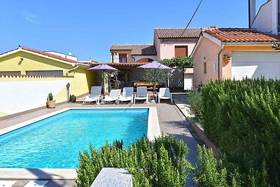 Villa mit Swimmingpool und Spielraum im