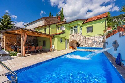 Ferienhaus mit Pool und Grill im Grünen