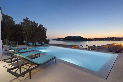 Villa mit Pool und Meerblick