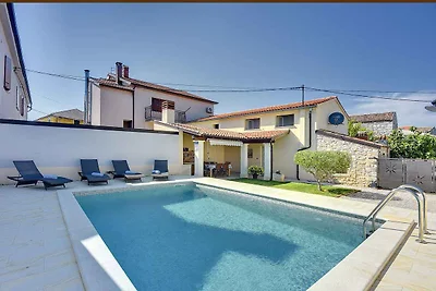 Ferienhaus mit Pool und Klimaanlage