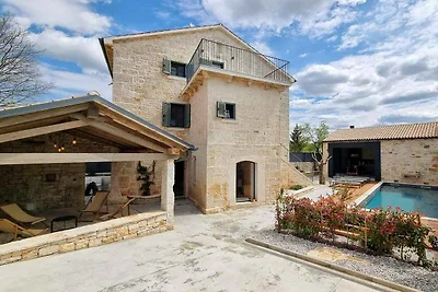 Villa mit Pool und Klima