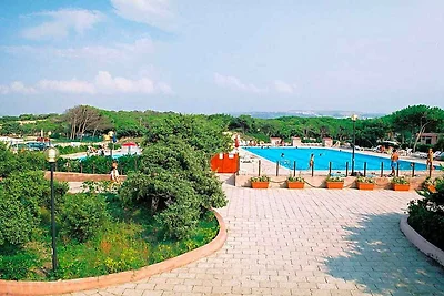 Mobilehome mit Klimaanlage und halb überdacht