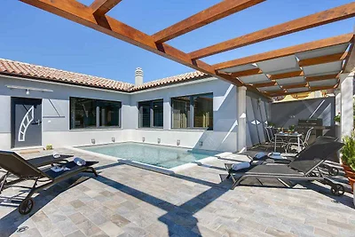 Villa mit Pool, Sonnenterrasse und WLAN