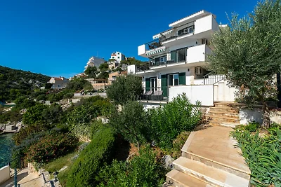 Villa mit Pool und Meerblick