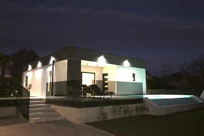 Villa mit Pool und Klimaanlage