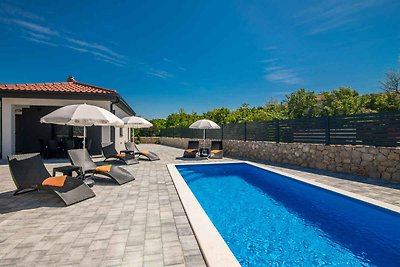 Villa mit Pool an ruhiger Lage