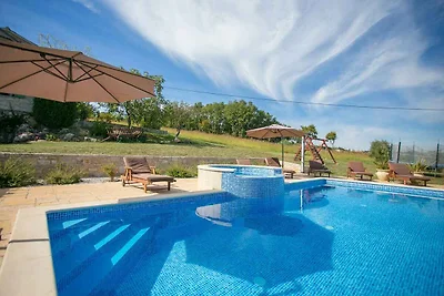 Villa mit Pool und Garten