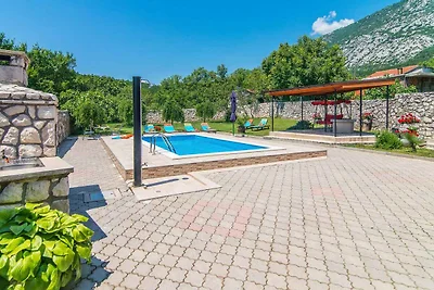Villa mit Pool und Garten