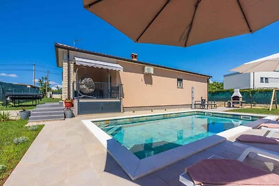 Ferienhaus mit Pool und Klimaanlage
