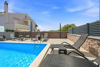 Ferienhaus mit Pool und Klimaanlage