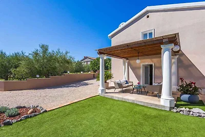 Villa mit Pool und Garten