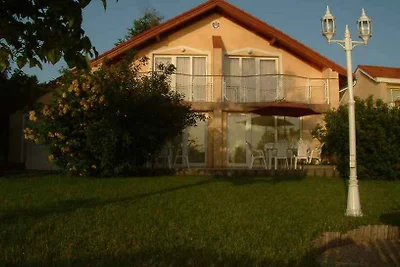 Ferienhaus direkt am Fluss mit Pool