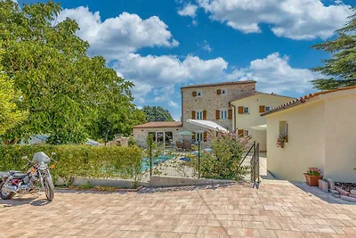 Authentische Steinvilla mit privatem Pool in 