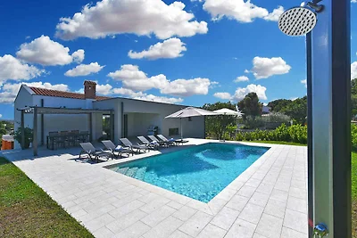 Villa mit Swimmingpool und grossem Garten