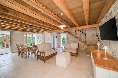 Villa mit Swimmingpool in ruhiger Umgebung