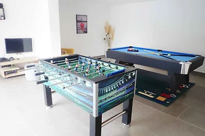 Moderne Unterkunft mit Privatpool in