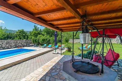 Villa mit Pool und Garten