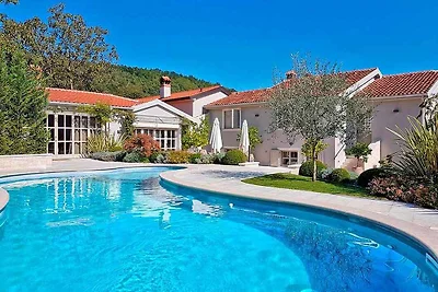 Villa mit Pool, Wellness und Sauna