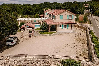Villa mit Klimaanlage und Aussenpool