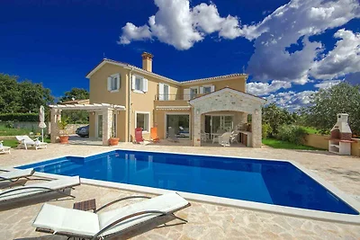 Villa luxuriös eingerichtet mit Swimmingpool