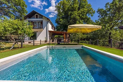 Ferienhaus mit Pool und Grill
