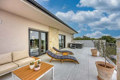 Villa mit Pool und Whirlpool