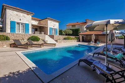 Villa mit Pool für 8 Personen