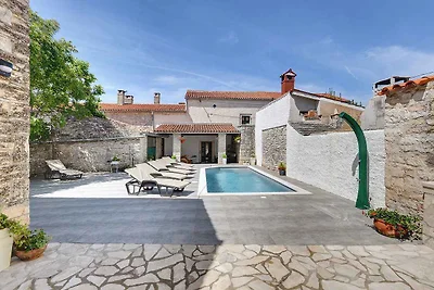 Villa mit Terrasse und Pool