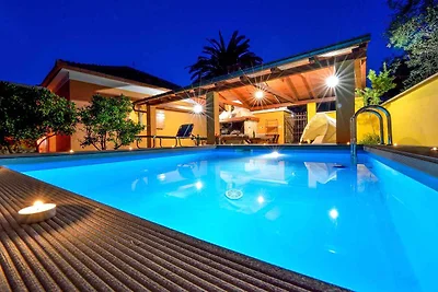 Villa mit Pool und Klimaanlage