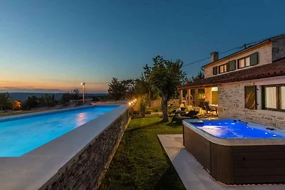 Villa mit Pool und Whirpool