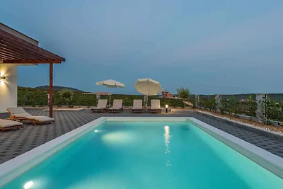 Villa mit Pool und WLAN