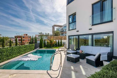Ferienwohnung mit privatem Pool und Meerblick