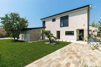 Villa mit Salzwasserpool und Klimaanlage