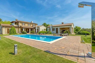 Villa mit Salzwasserpool und Klimaanlage