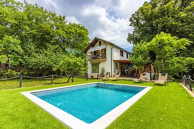 Ferienhaus mit Pool und Grill