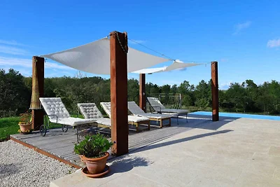 Villa mit Swimmingpool in ruhiger Umgebung