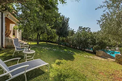 Villa mit Gemeinschaftspool und Garten