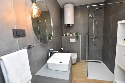 Ferienwohnung mit Klimaanlage und Balkon in d