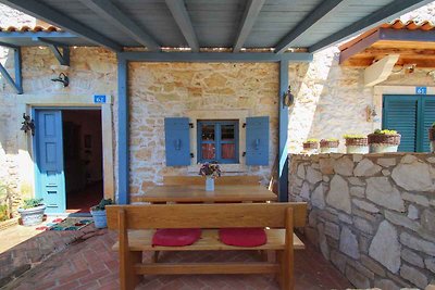 Ferienhaus mit schöner Terrasse mit Tisch und