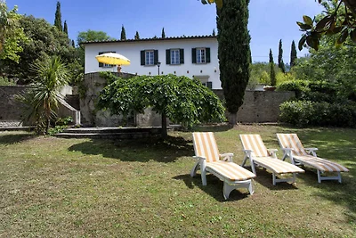 Villa umgeben von Olivenhainen und Pinienwald