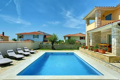 Villa mit Swimmingpool und Sonnenterrasse
