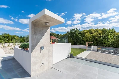 Villa mit Swimmingpool und Kinderspielplatz